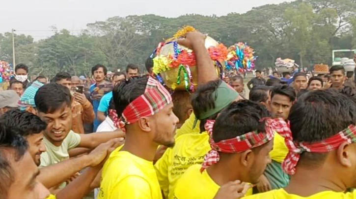 প্রশাসনের বাধা উপেক্ষা করে ঐতিহ্যবাহী ‘হুমগুটি’ খেলায় লাখো মানুষের ঢল