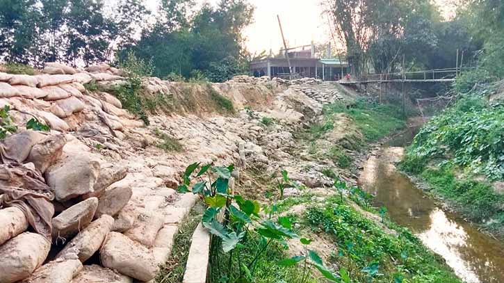 এক বর্ষায় ধসে পড়েছে হাতিয়ার খাল পাড়ে সড়ক রক্ষায় দেয়া বাঁধ!