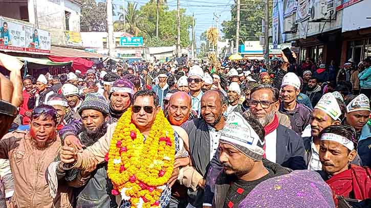 ১৬ বছর পর দেশে ফিরে নেতাকর্মীদের ভালোবাসায় আপ্লুত বিএনপি নেতা জহিরুল ইসলাম