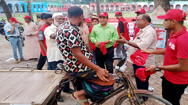 নড়াইলে শ্রমজীবীদের মাঝে ছাতা ক্যাপ ও পানি বিতরণ