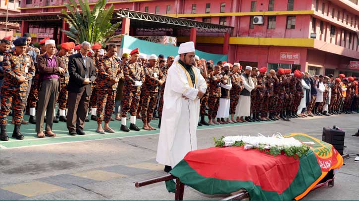 সচিবালয়ের অগ্নিদুর্ঘটনায় নিহত ফায়ারফাইটার নয়নের জানাজা সম্পন্ন