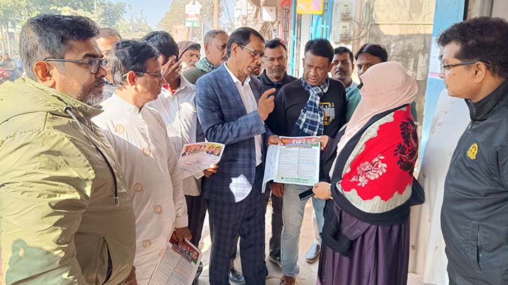 ঝিনাইদহে বিএনপির রাষ্ট্র কাঠামো মেরামতের ৩১ দফার লিফলেট বিতরণ