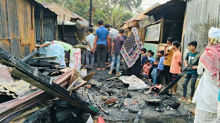 তিতাসে মাছিমপুর বাজারে আগুনে পুড়ে ছাই তিনটি দোকান