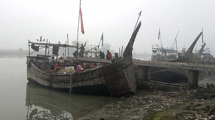 খালি হাতে মৎস্যঘাটে ফিরেন জেলেরা