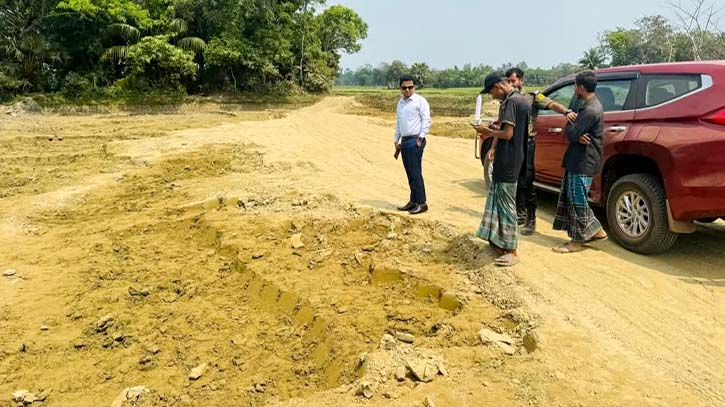 লক্ষ্মীপুরে ফসলি জমির টপসয়েল কাটায় অর্ধলাখ টাকা জরিমানা