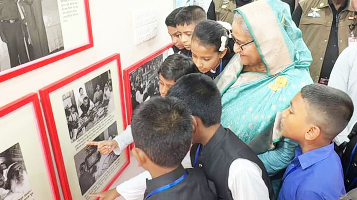 গোপালগঞ্জে নানা কর্মসূচিতে অংশ নিলেন প্রধানমন্ত্রী