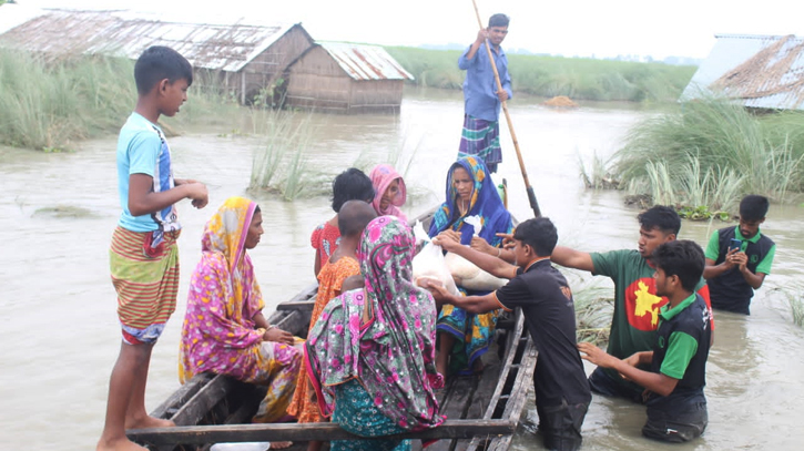 ইউনিভার্সাল এমিটি’র ত্রাণ সহায়তা পেল চরের শতাধিক পরিবার