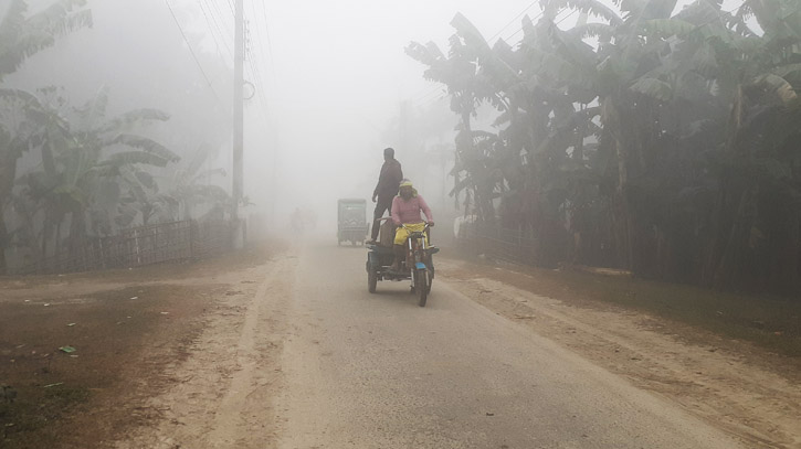 কনকনে শীতে কাঁপছে উত্তরের জনপদ