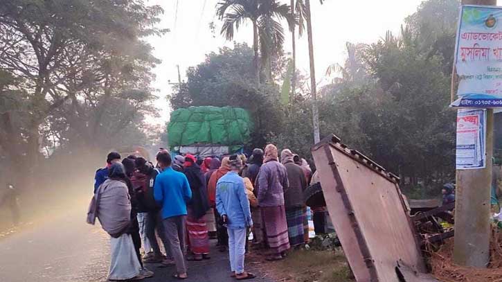 পাবনায় দাঁড়িয়ে থাকা করিমনে ট্রাকের ধাক্কায় নিহত ৩, আহত ৫