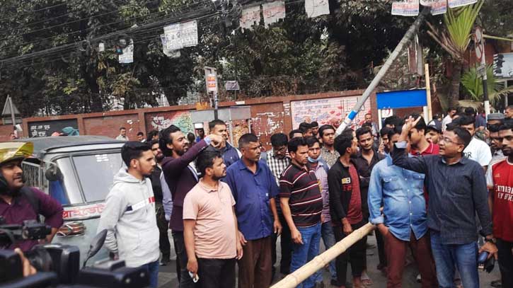 বাঁশ দিয়ে তিতুমীরের সামনের রাস্তা আটকে দিলেন শিক্ষার্থীরা