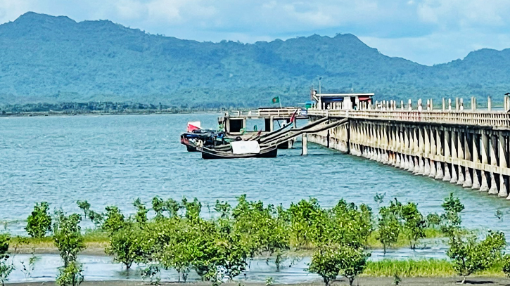 সেন্টমার্টিন থেকে আসা দুটি ট্রলারে মিয়ানমার বাহিনীর গুলি