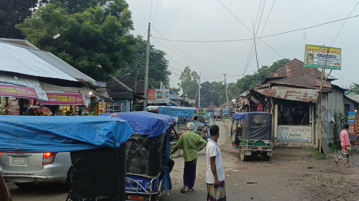 আশুলিয়ায় সরকারি রাস্তা দখল করে অর্ধশতাধিক দোকানপাট