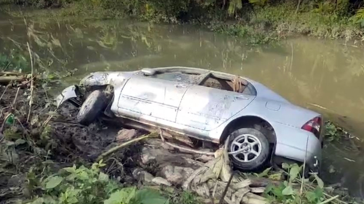 চালকের ঘুমে প্রাইভেট কার খালে পড়ে ৮ জনের মৃত্যু: পুলিশ