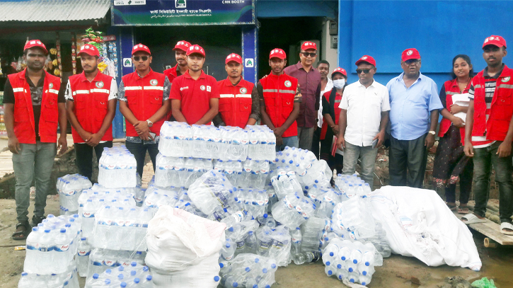 নড়াইলে পথচারী ও শিক্ষার্থীদের মাঝে পানি, ক্যাপ ও ছাতা বিতরণ