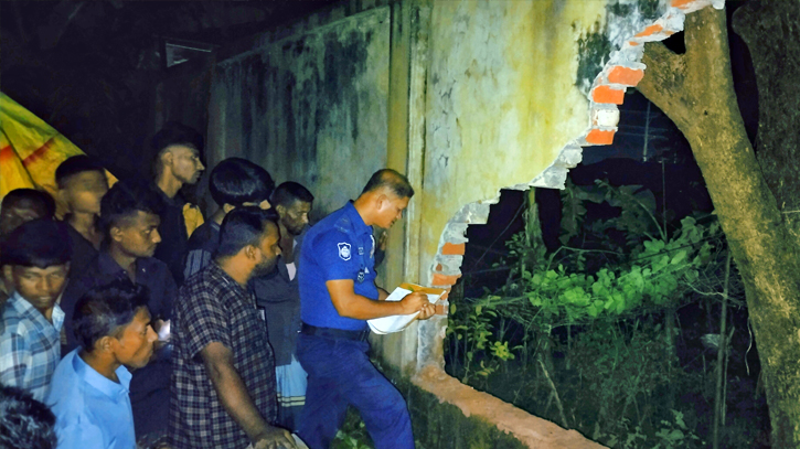 হাতিয়ায় রাতের অন্ধকারে প্রাবাসীর বাড়ীতে হামলা