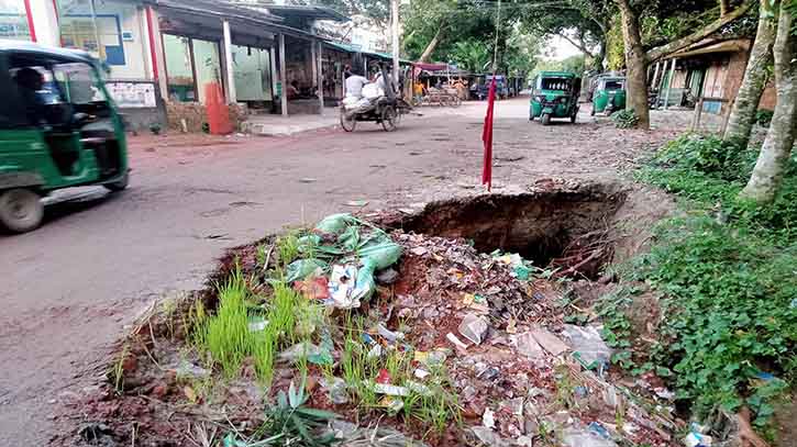 বগুড়া নাড়ুয়ামালা-ভেলুরপাড়া সড়ক চলাচলের অনুপযোগী, সংষ্কার না হওয়ায় চরম দুর্ভোগ