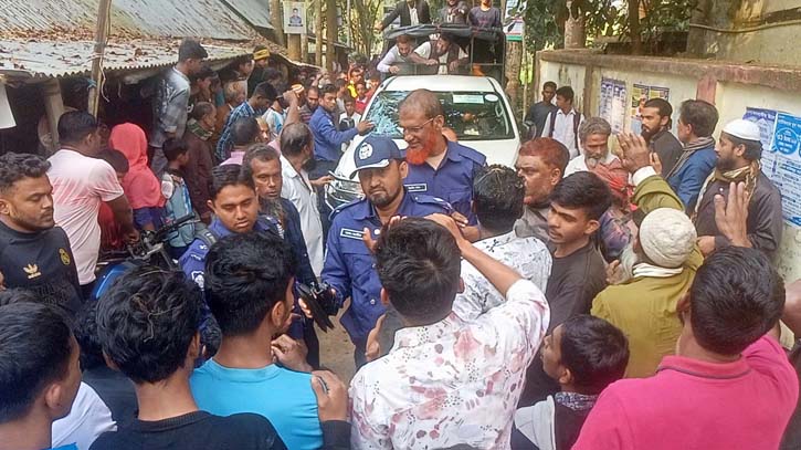 ঝালকাঠিতে ৭ ছাত্রীকে পিটিয়ে আহত করায় হামলার শিকার প্রধান শিক্ষক