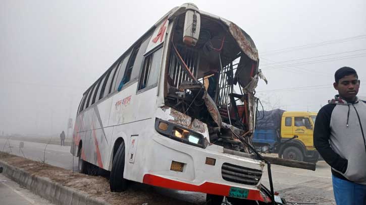 রংপুরে বাস ট্রাক মাহিন্দ্রা ত্রিমুখী সংঘর্ষে নিহত ৩ আহত ১