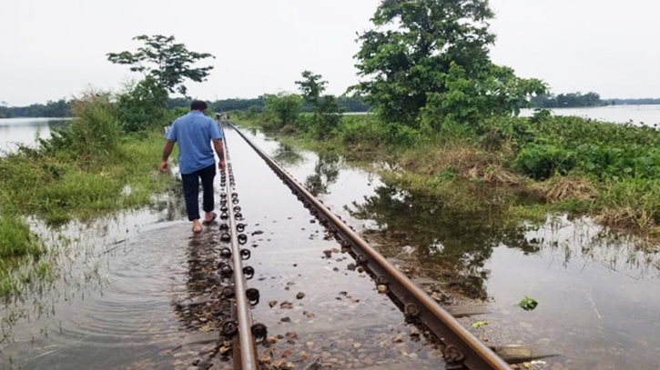 রেললাইনে বন্যার পানি, ট্রেনের গতি কমানোর নির্দেশ