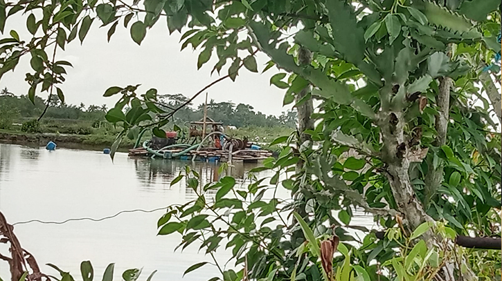 অবৈধভাবে বালু উত্তোলন বন্ধের দাবীতে ইউএনও-এর স্মরনাপন্ন