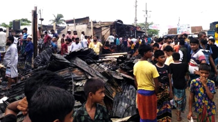 লক্ষ্মীপুরে আগুনে পুড়েছে ১৫ দোকান