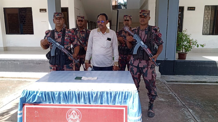 ভারতে পালিয়ে যাওয়ার সময় সাতক্ষীরা আওয়ামী লীগের কোষাধ্যক্ষ আটক