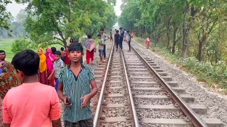 সিরাজগঞ্জে ট্রেনে কাটা পড়ে এক স্কুলছাত্রী নিহত