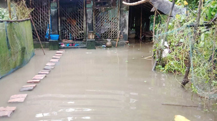 নিস্কাশনের ব্যবস্থা না থাকায় কয়েকটি পরিবার পানিবন্দি