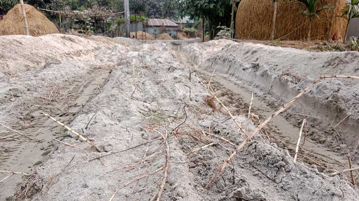 ডিমলায় ব্যবহার অযোগ্য বালু ও মাটি দিয়ে রাস্তা নির্মাণের অভিযোগ