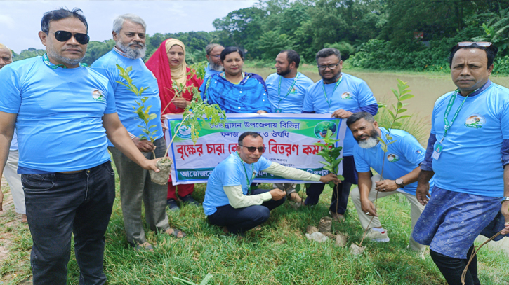 চরভদ্রাসনে পরিবেশ উন্নয়ন ফোরামের বৃক্ষের চারা বিতরণ