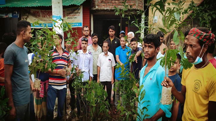 ঝিকরগাছা প্রেসক্লাবের উদ্যোগে গাছের চারা বিতরণ