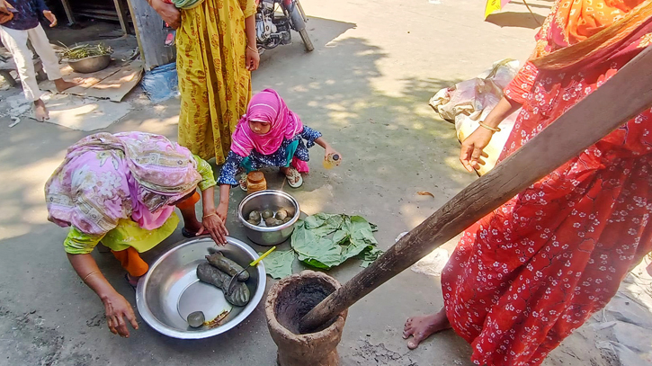 ফুলবাড়ীতে মাছের সুটকীর সিঁধেল তৈরির ঐতিহ্য আজও বিরাজমান