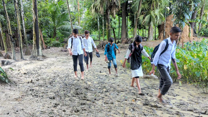 ৩ ইউনিয়নের শিক্ষার্থীদের দাবি পাকা রাস্তা