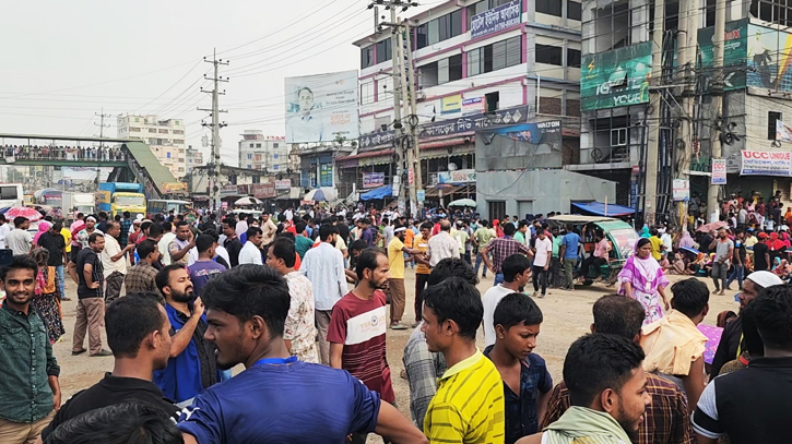 আশুলিয়ায় ৩১ ঘন্টা ধরে নবীনগর-চন্দ্রা মহাসড়ক অবরোধ