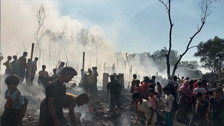 উখিয়ার রোহিঙ্গা ক্যাম্পে আগুনে ১ হাজার ঘর পুড়ে ছাই, ২ জন নিহত