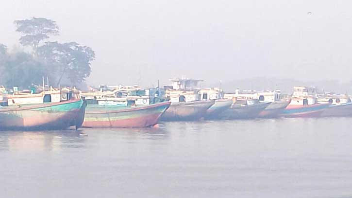 জাহাজে ৭ খুনের বিচার ও ক্ষতিপূরণের দাবিতে লক্ষ্মীপুরে নৌ-শ্রমিকদের কর্মবিরতী