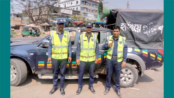 মহাসড়কে থ্রি হুইলার বন্ধে দোহাজারি হাইওয়ে থানা পুলিশের জনসচেতনতামূলক মাইকিং