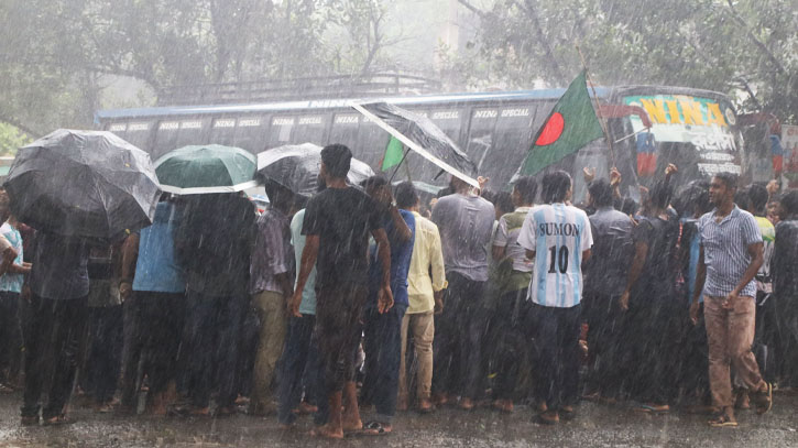 ঝুম বৃষ্টির মাঝেও কোটা সংস্কার আন্দোলন ইবি শিক্ষার্থীদের