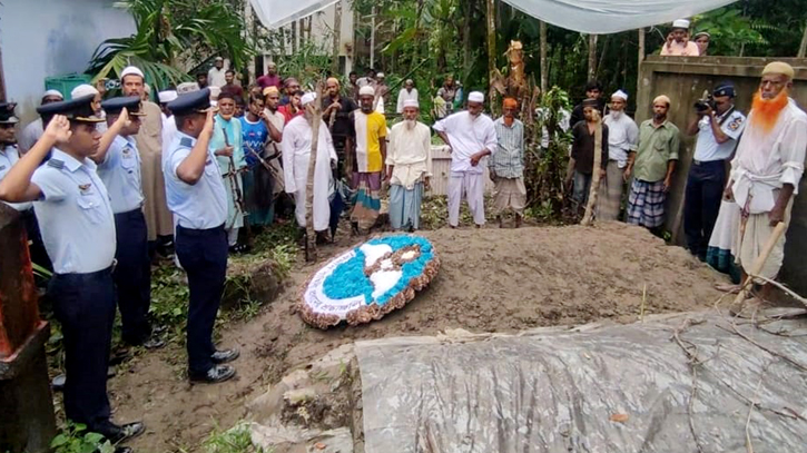 রাষ্ট্রীয় মর্যাদায় স্কোয়াড্রন লীডার মো. সাইফুল মনির এর দাফন সম্পন্ন