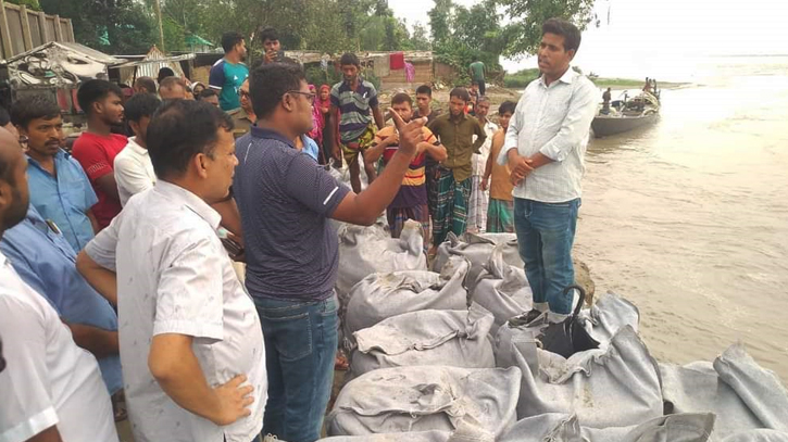 যমুনার ভাঙ্গনে পানিতে ভেসে যাচ্ছে কবরস্থানের মরদেহ