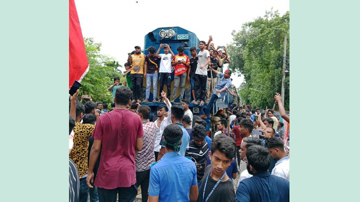 সৈয়দপুরে কোটা সংস্কারের দাবিতে রেললাইন অবরোধ