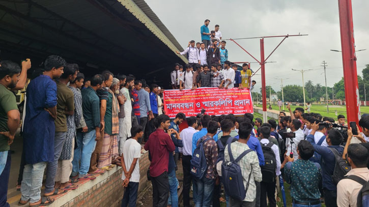 ১০ দফা আদায়ে রংপুরে রেলওয়ে স্টেশন অবরোধ শিক্ষার্থীদের