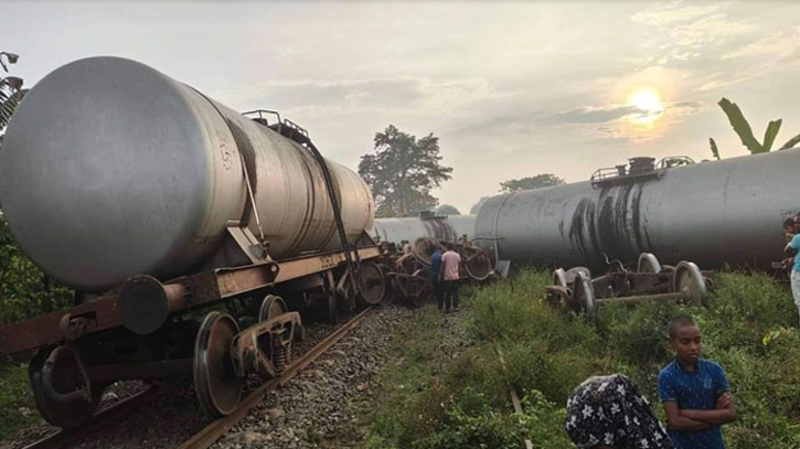 ট্রেনের বগি লাইনচ্যুত, খুলনার সঙ্গে রেল যোগাযোগ বন্ধ