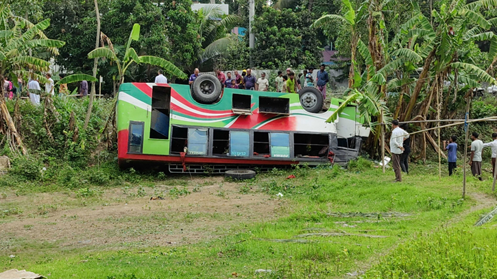 রাজবাড়ীতে যাত্রীবাহী বাস উল্টে আহত ২০