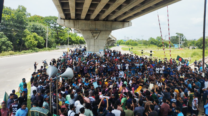 রেললাইন অবরোধ করে রাবি শিক্ষার্থীদের বিক্ষোভ