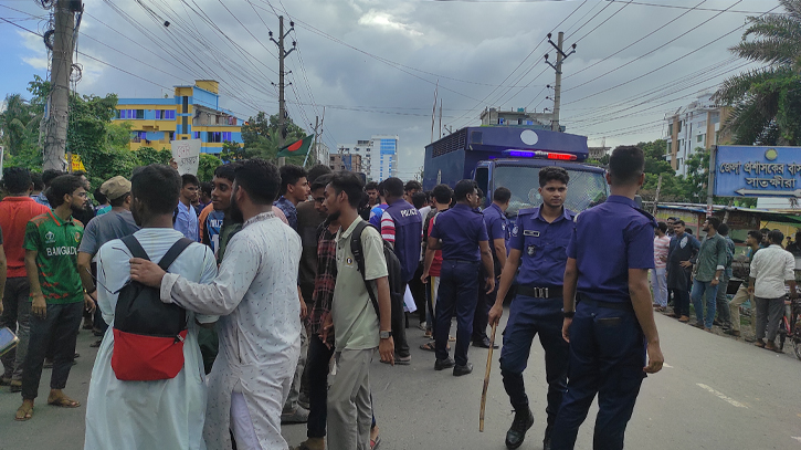 সাতক্ষীরায় কোটা আন্দোলনকারী-ছাত্রলীগ মুখোমুখি