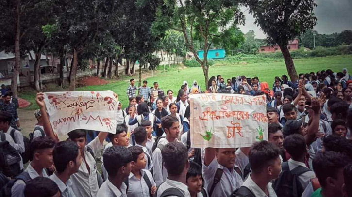 মানিকগঞ্জে শিক্ষাপ্রতিষ্ঠানে পদত্যাগ ও হেনস্তার আতঙ্কে শিক্ষকরা