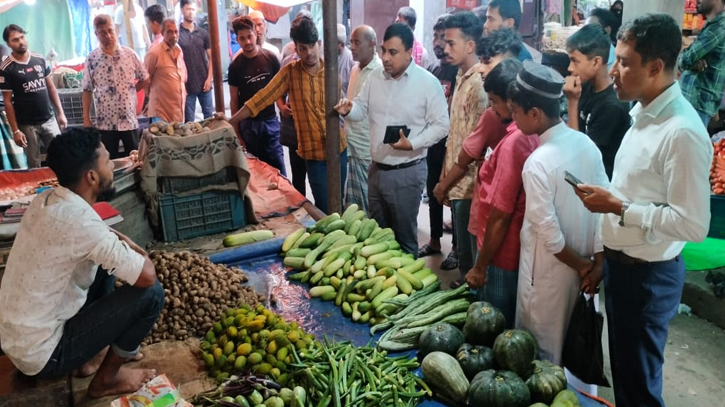 জোরারগঞ্জ বাজারে দ্রব্যমূল্য নিয়ন্ত্রণে অভিযান চালিয়েছে উপজেলা প্রশাসন