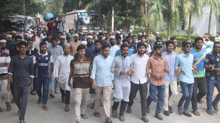 স্বৈরাচারের দোসর শিক্ষক-কর্মকর্তা ও শিক্ষার্থীদের বিচার দাবি ইবি শিক্ষার্থীদের