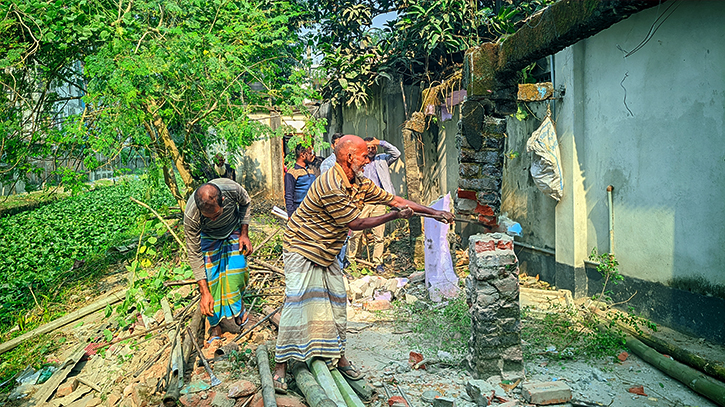 রংপুরে শ্যামাসুন্দরী খাল দখলমুক্ত করতে উচ্ছেদ অভিযান